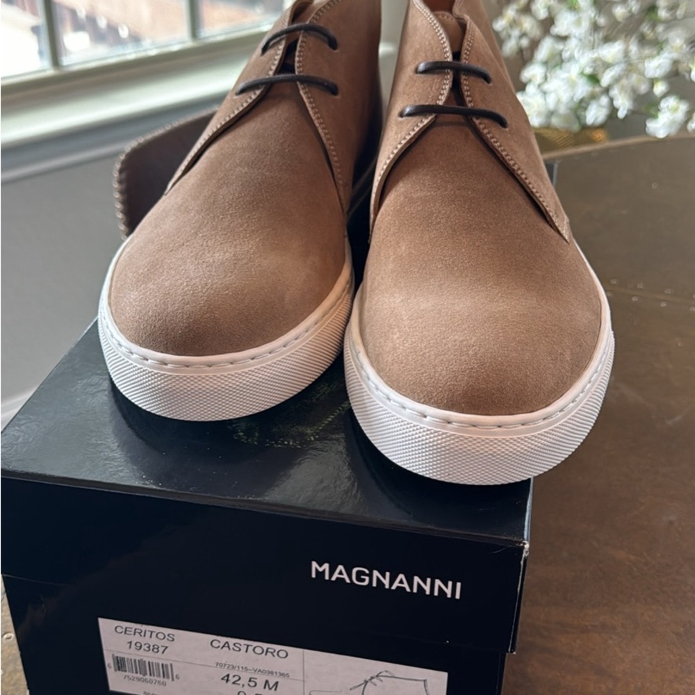 Magnanni Men shoes 9.5 suede Mid lace
